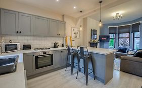 Charming City Home, Beside The Serene Ormeau Park